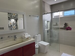 Junior Suite | Bathroom | Free toiletries, towels, soap, shampoo - Lotto Hotel Boutique (Cali)
