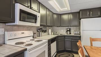 Frigorifero, microonde, forno, piano cottura