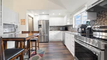 Jääkaappi, mikroaaltouuni, uuni, liesi