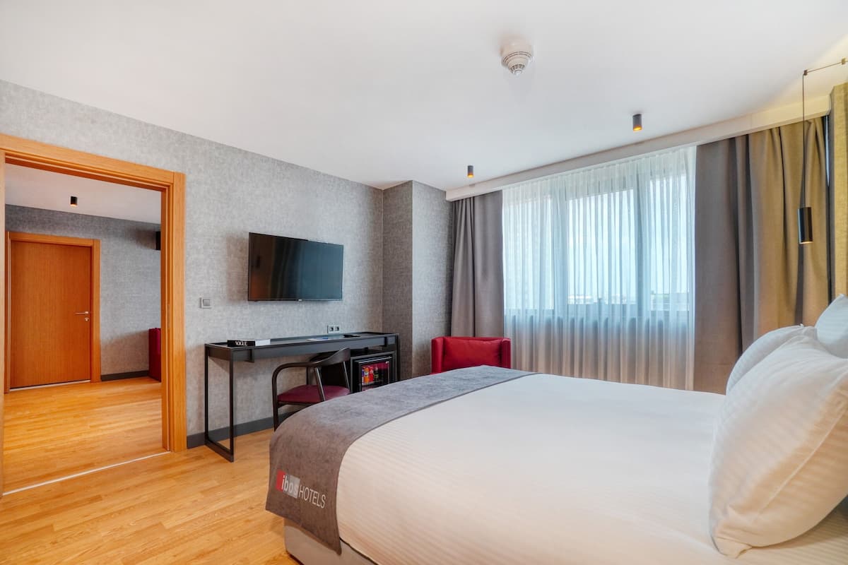 1 bedroom, hypo-allergenic bedding, minibar, in-room safe
