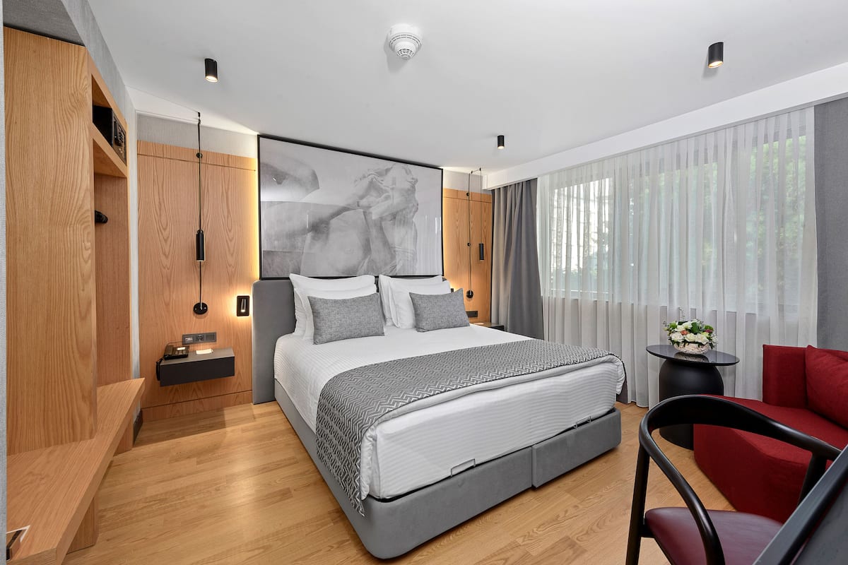 Premium Suite | 1 bedroom, hypo-allergenic bedding, minibar, in-room safe