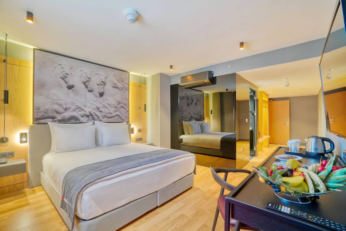 Economy Room | 1 bedroom, hypo-allergenic bedding, minibar, in-room safe