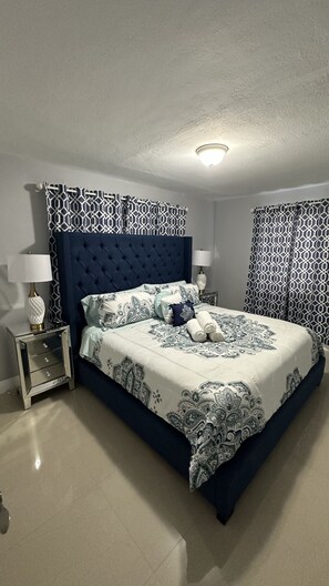 2 habitaciones, tabla de planchar con plancha y cuna de viaje 