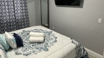 2 habitaciones, tabla de planchar con plancha y cuna de viaje