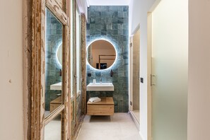 Shower, hair dryer, towels - Queens House Chueca I (Madrid)