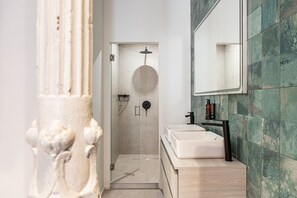 Een douche, een haardroger, handdoeken