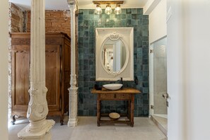 Een douche, een haardroger, handdoeken