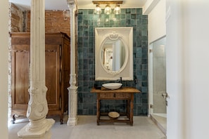 Een douche, een haardroger, handdoeken