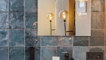Een douche, een haardroger, handdoeken
