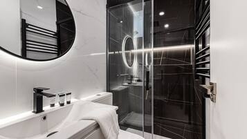 Een douche, een haardroger, handdoeken