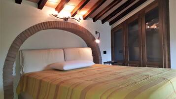 2 Schlafzimmer, Zimmersafe, Schreibtisch, Bügeleisen/Bügelbrett