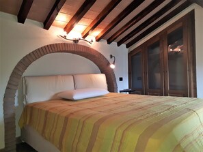 2 bedrooms, in-room safe, desk, iron/ironing board