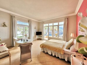 1 chambre, fer et planche à repasser