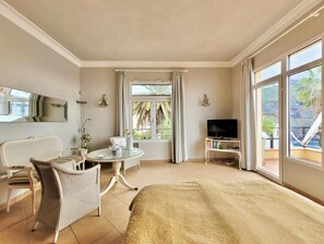 1 habitación y tabla de planchar con plancha