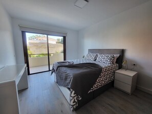 2 bedrooms, iron/ironing board, WiFi