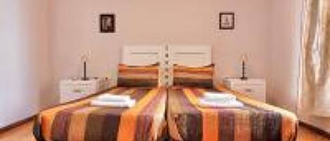 1 soverom og strykejern/-brett