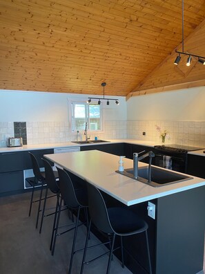 Geladeira, micro-ondas, fogão, cooktop