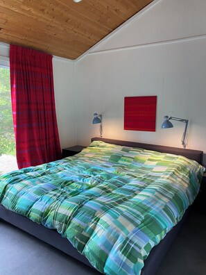 3 quartos, ferros/tábuas de passar roupa, berço de viagem