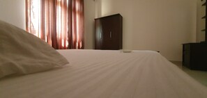 3 slaapkamers, een strijkplank/strijkijzer, wifi, beddengoed
