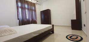 3 slaapkamers, een strijkplank/strijkijzer, wifi, beddengoed