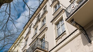 A multi-story building with balconies and windows. - Native Apartments Batorego 7 (Kraków)