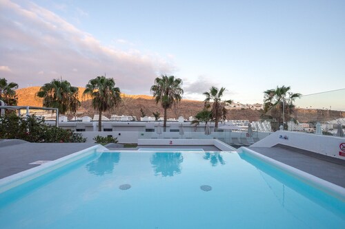 2BR Private Terrace House-Solarium & Pool