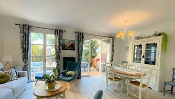 Smart-TV, Tischtennisplatte, Bücher