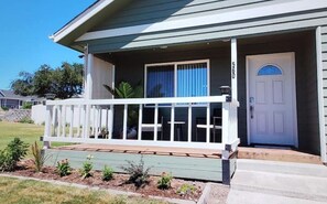 Exterior - Madras Oak House ● Entire Home w/Unopposed Mountain View ● Fireplace ● BBQ (Madras)