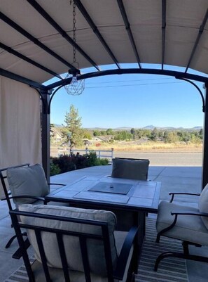 Outdoor dining - Madras Oak House ● Entire Home w/Unopposed Mountain View ● Fireplace ● BBQ (Madras)