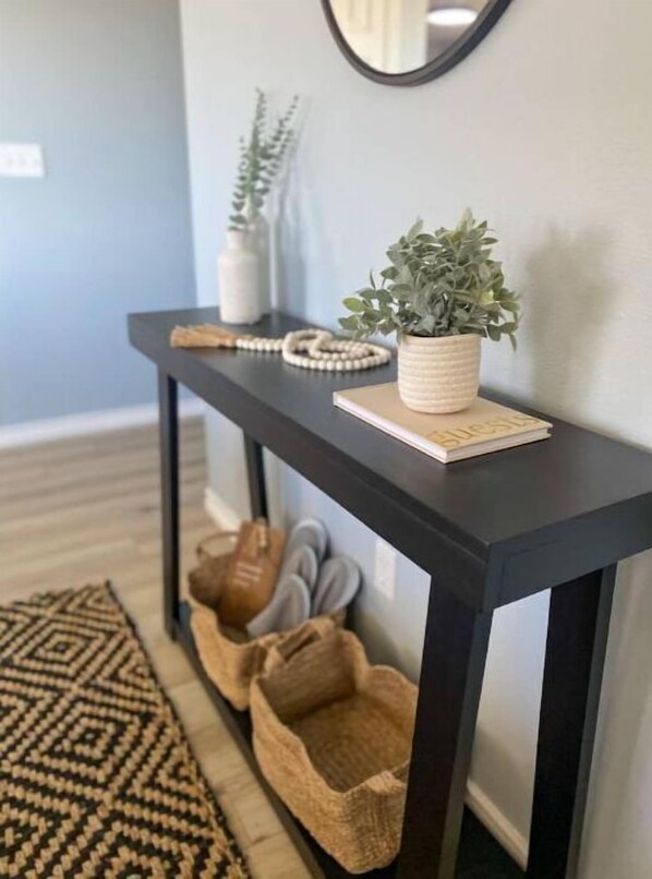 Interior - Madras Oak House ● Entire Home w/Unopposed Mountain View ● Fireplace ● BBQ (Madras)