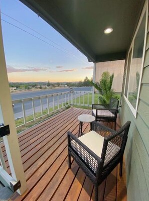 Terrace/patio - Madras Oak House ● Entire Home w/Unopposed Mountain View ● Fireplace ● BBQ (Madras)