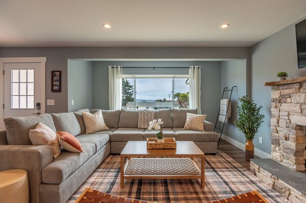 Téléviseur, foyer, jeux vidéo, livres