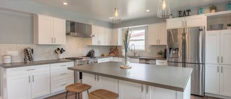 Een koelkast, een microgolfoven, een oven, een kookplaat