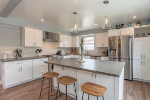 Réfrigérateur, four à micro-ondes, un four, surface de cuisson