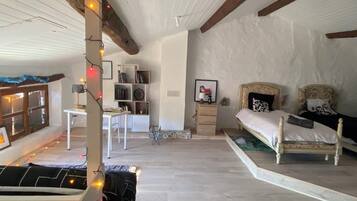 3 makuuhuonetta, silitysrauta/-lauta, ilmainen Wi-Fi, vuodevaatteet