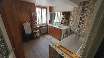 Suihku, hiustenkuivaaja, pyyhkeet, saippua