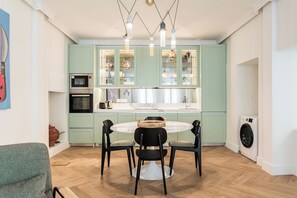 Dining - Chic & Central Athenian Apartment! EV4 (Athina)