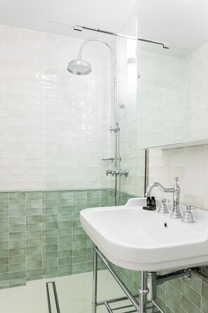 Shower, hair dryer, towels, soap - Chic & Central Athenian Apartment! EV4 (Athina)