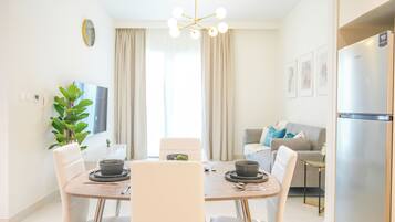 Deluxe Apartment, 1 Bedroom, Balcony | Dining room