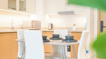 Deluxe Apartment, 1 Bedroom, Balcony | Private kitchen | Fridge, microwave, oven, stovetop