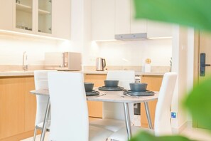 Private kitchen - Yogi - Elegant Apartment With Balcony Amidst Vibrant Area (Dubai)