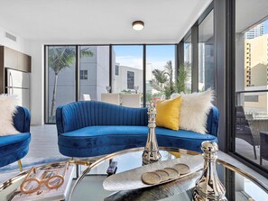 TV, offices - X Lounge III-Modern Corner Residence (Miami)