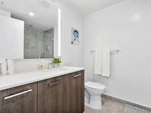 Regadera, secadora de cabello, toallas 