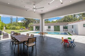 Outdoor dining - Miami Springs Located in Heart of Miami (Miami Springs)
