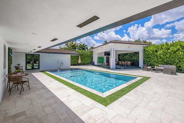 A heated pool - Miami Springs Located in Heart of Miami (Miami Springs)
