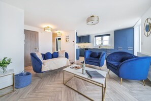 Una Smart TV, una chimenea, libros, una biblioteca de música