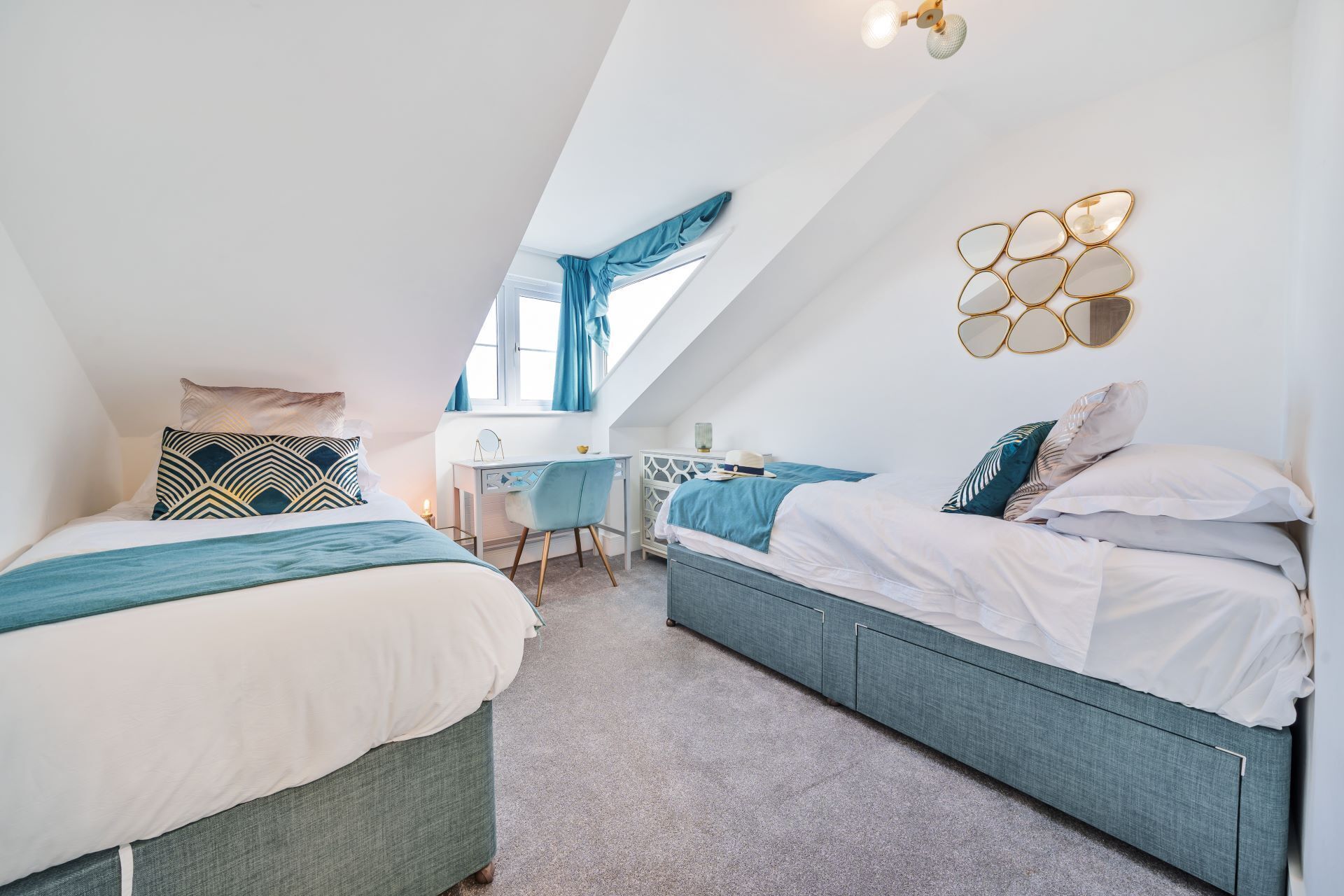 2 slaapkamers, een bureau, een strijkplank/strijkijzer, reisbedje