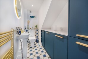 Shower, eco-friendly toiletries, hair dryer, towels - Stunning Beach Front with Sea Views Luxury Apartment in Carbis Bay near St Ives (Carbis Bay)