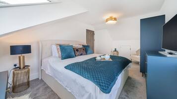 2 soverom, skrivebord, strykejern/-brett og reiseseng for barn