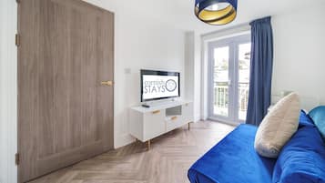 Smart-TV, peis, bøker og musikkbibliotek